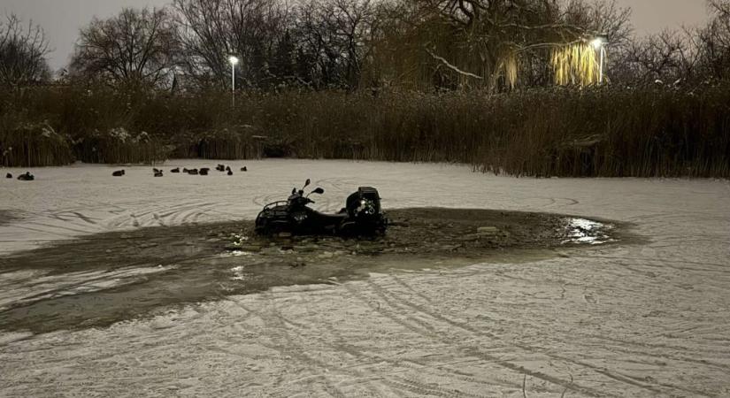 Quaddal mentek rá a monori befagyott monori tóra, beszakadt a jég alattuk