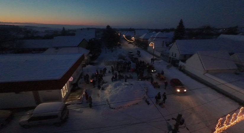 A januári havazás összehozta a falut – közösségi szánkózás Vértessomlón