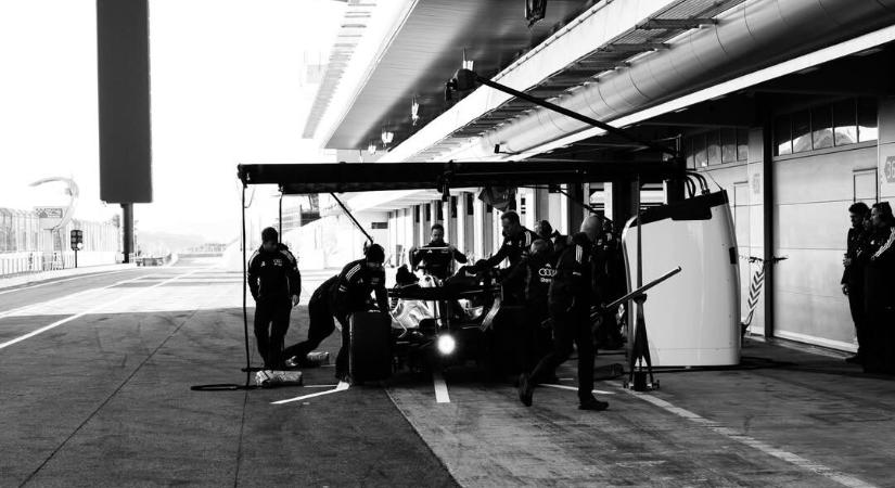 Zárt kapuk mögött Barcelonában: bemutatkozott az Audi F1-ese, de még csak az alapverzió