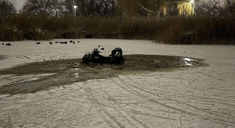 Quaddal próbált valaki rámenni a monori tó jegére, de az beszakadt alatta