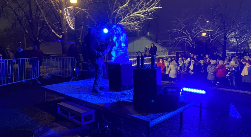 Jégből faragott hód-csodát a művész Vásárhely szívében