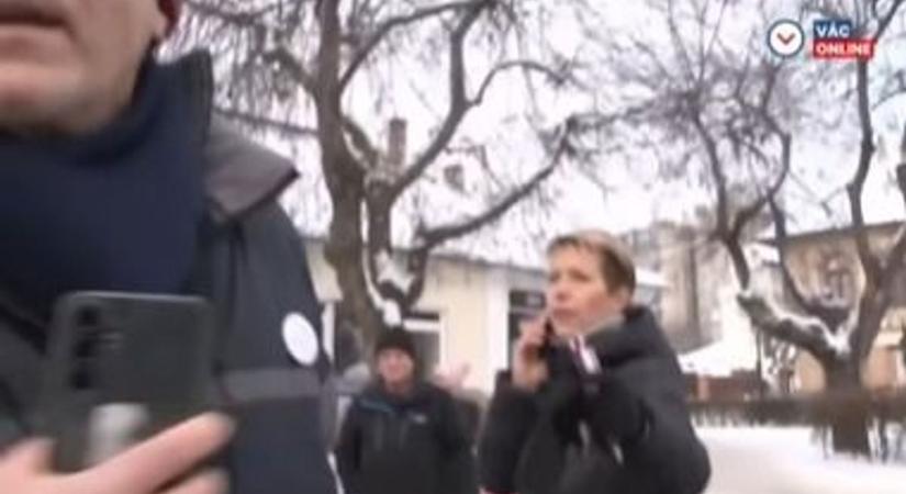 „De maga mi a fenéért akar szabad mozgást?” – agresszív tiszás szállt bele a Vác Online operatőrébe (VIDEÓ)