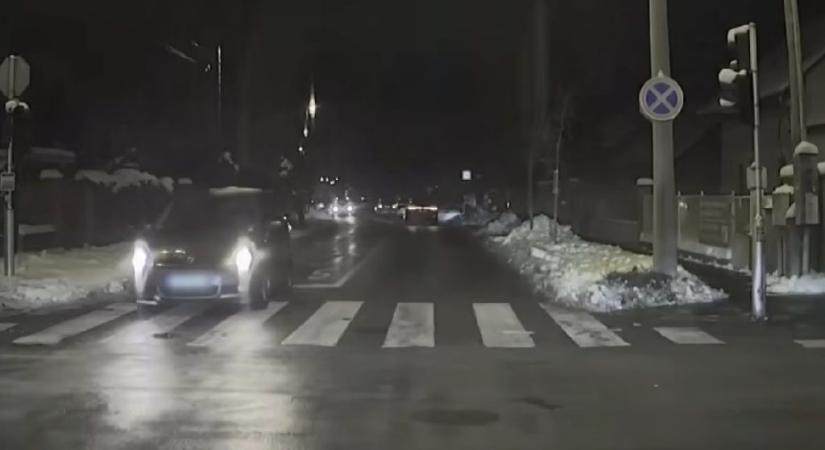 Busz elé hajtott egy autó Csepelen, a busz volt az erősebb – videó
