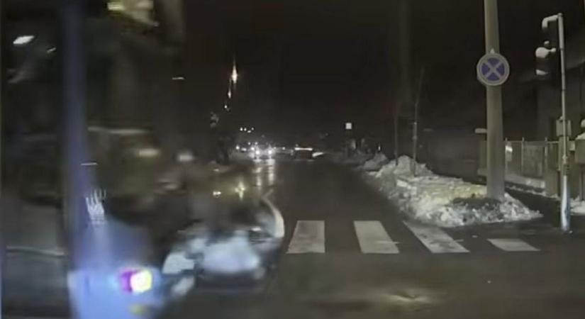 Busz ütközött autóval Csepelen, ijesztő felvétel került elő (VIDEÓ)