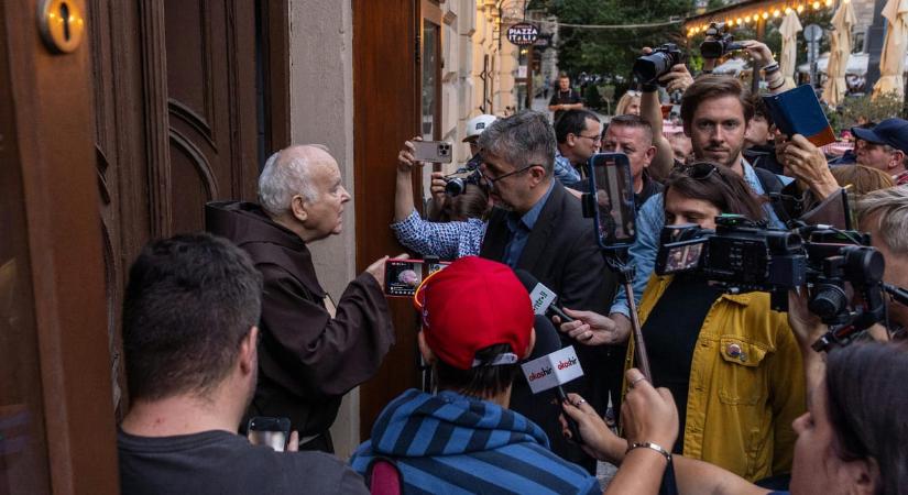 Négy embert büntetett meg a rendőrség Hadházy Ákos tüntetése után