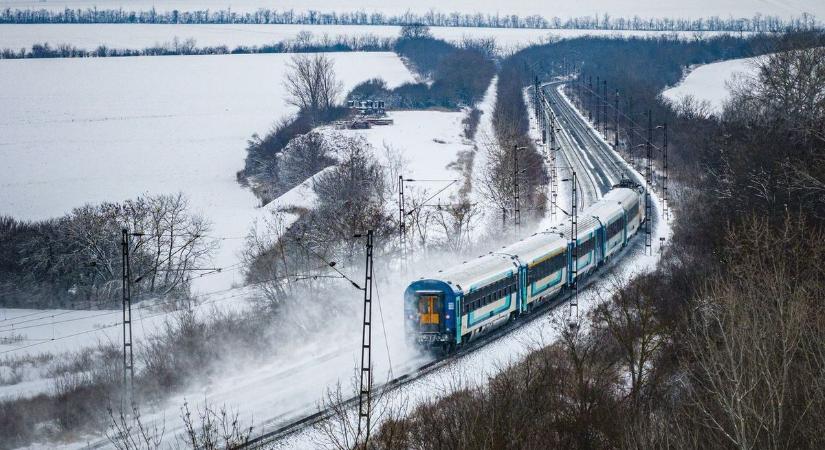 Váltóhiba bénítja meg a vonatközlekedést, buszokra ültetik az utasokat a Balatonnál