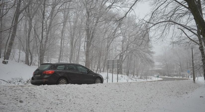 Egyedül gyalogolt a sötét fagyos országúton, végül egészen különleges fuvart kapott