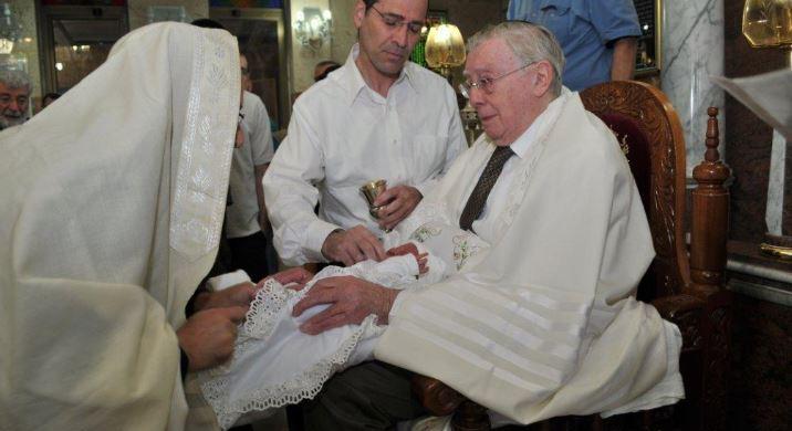 Nagy-Britannia ügyészsége fontolgatja a körülmetélés „gyermekbántalmazásként” való kriminalizálását