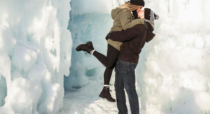 Dermesztő szenvedély, ádámkosztümben pózolt a fagyban a celebpár, lencsevégre kapták őket