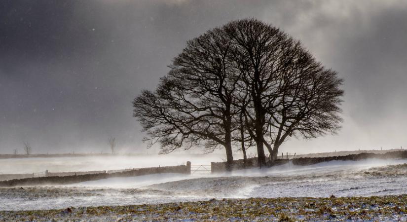 Vasárnap nagy területen fújja a havat a szél, figyelmeztetnek