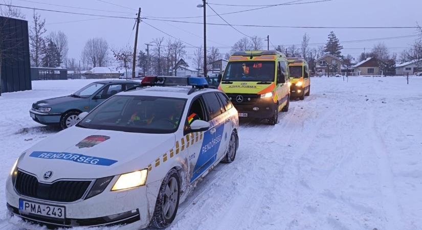 Két fiatal szakadt be a jeges tóba, hajszálon múlott a tragédia
