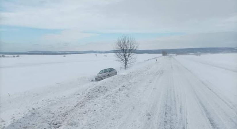 Hófúvások, balesetek nehezítik a közlekedést a megyében