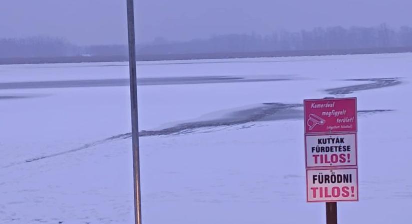 Két fiatal szakadt be egy tóba Soltvadkerten