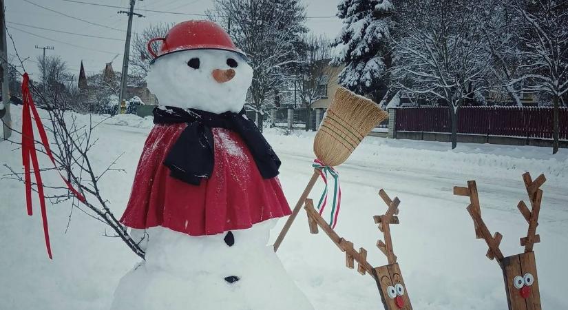 Újabb és újabb mutatós hófigurák készülnek a lerombolt hóember nyomán
