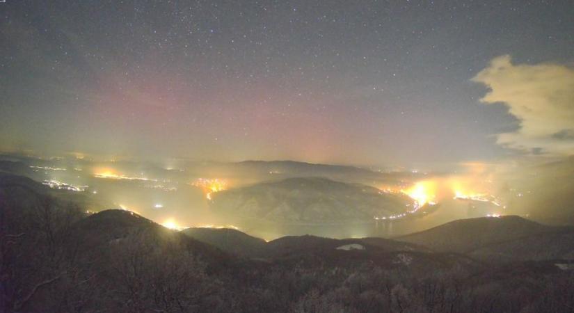Lenyűgöző égi jelenség: apokaliptikus felhők mögül tört utat magának a sarki fény a Dunakanyarban