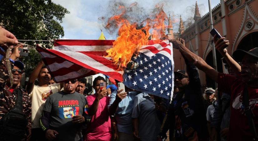 Szuperhold, Bardot koporsója és zászlóégetés a hét képein