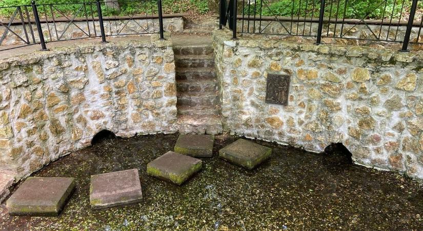 Túrázók hibáztak nagyot a bakonyi szent kútnál, veszélybe került a természet