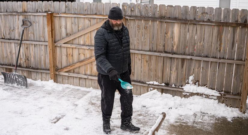Só, homok, zúzalék: mivel érdemes csúszásmentesíteni télen?