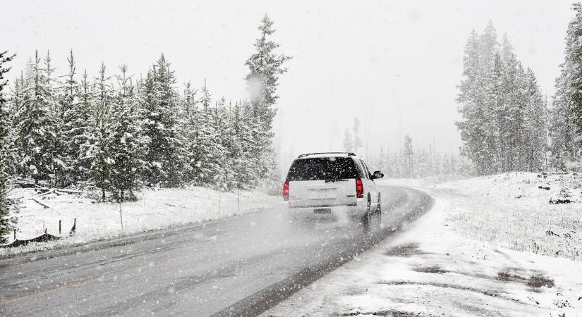 Másodfokú riasztást adtak ki: brutális hótorlaszokat emelhet a viharos szél ezekben a vármegyékben
