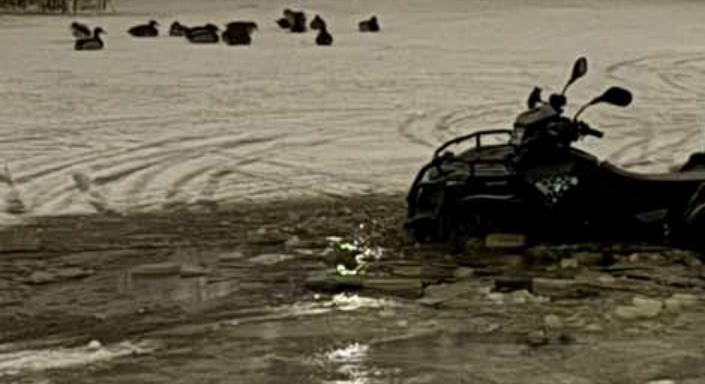 Quaddal hajtottak rá a befagyott monori tóra – naná, hogy beszakadt a jég