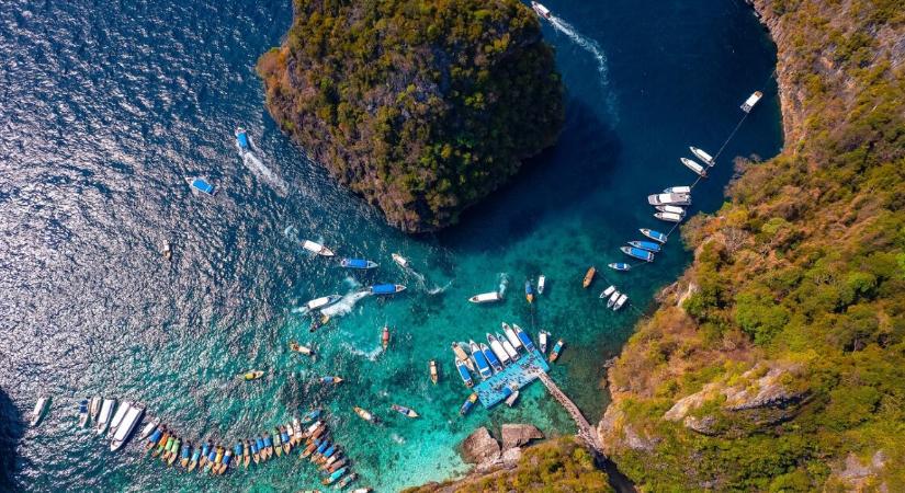 Több mint 50-en a vízbe zuhantak egy turistahajóról – egy 18 éves fiatal meghalt