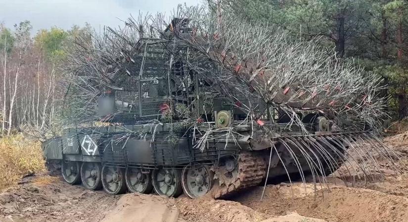 Sünök és pitypangok a fronton: mutatjuk, hogy védi tankjait Oroszország a drónoktól