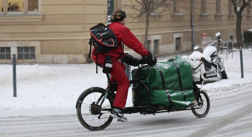 Több megyényi embert kér az Operatív Törzs, hogy maradjon otthon, amíg ilyen az időjárás