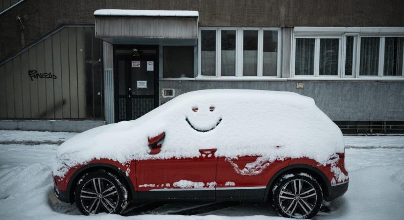 Senki ne induljon útnak ott, ahol hófúvás miatt narancs riasztás van érvényben – figyelmeztet az operatív törzs