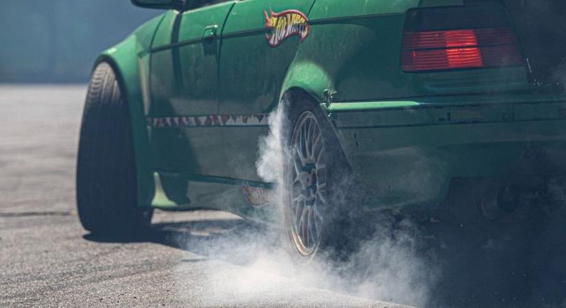 Csikorgott a gumi, villant a kék lámpa – pórul járt az önjelölt driftbajnok Hevesben