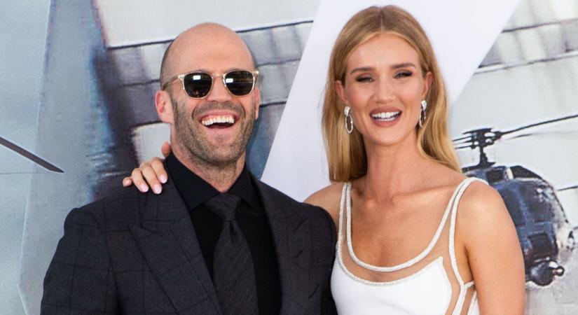 Bunda és bikini: óriásit villantott Jason Statham csaja