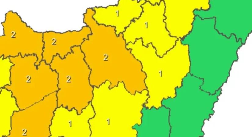 Egyre több a narancssárga vármegye a hófúvásveszély miatt, azt kérik, aki teheti, ne induljon útnak