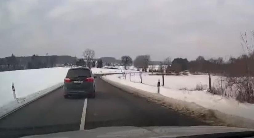 Veszélyes manőver a járőrök szeme láttára – nem úszta meg a sofőr!