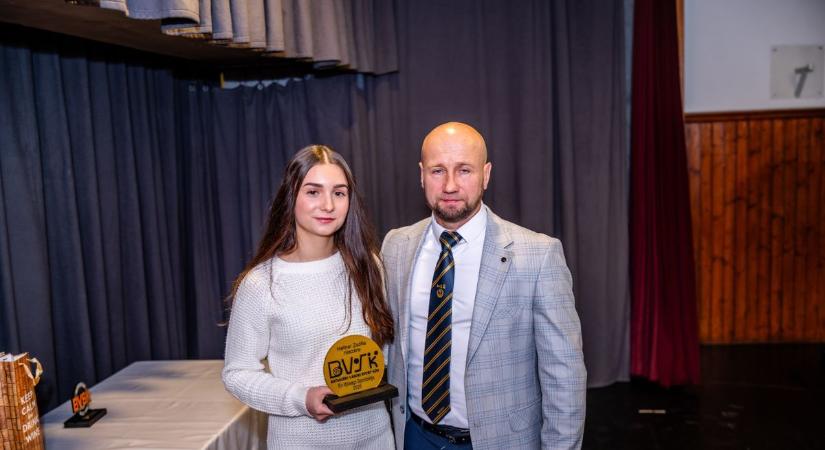 Munka és kitartás: példaképeket és tehetségeket is díjaztak a bátaszéki sportgálán (képgalériával)