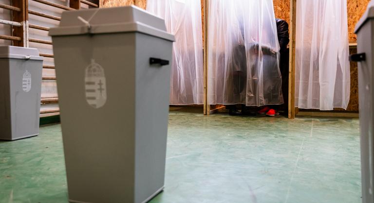 „B*azdmeg, valahol laknom kell” – közölte a polgármester, majd lemondott, elítélték, de újra indul a választáson