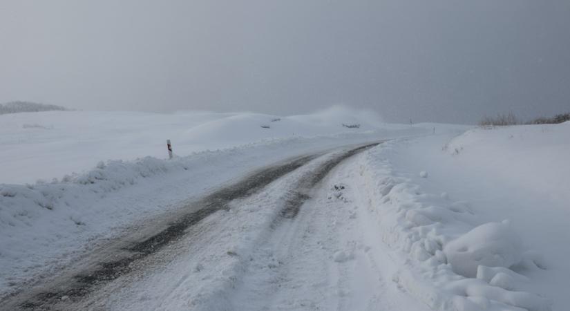 Hónyelvek és nagy szél nehezítik a közlekedést: több vármegyében kritikus a helyzet az utakon