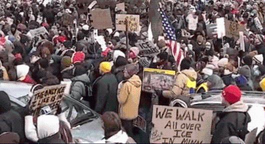 Több tucat tüntető csapott össze a rendőrökkel Minneapolisban egy ICE-elleni tüntetésen