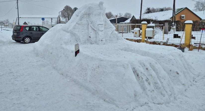Soltvadkerti hószfinx: 80 köbméter hóból készült monumentális alkotás – videó