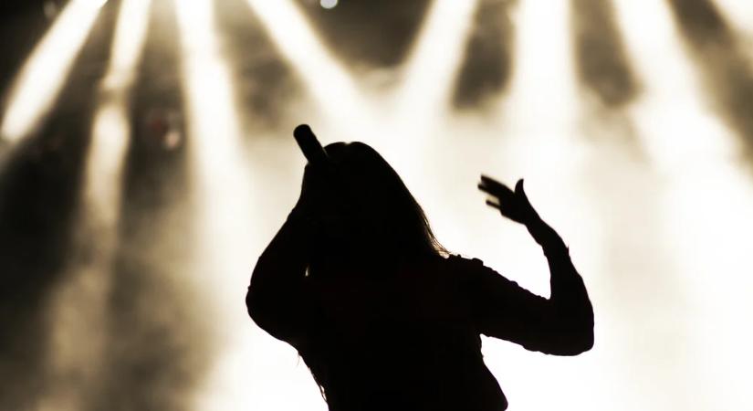 Pénzmosás gyanújával indult eljárás a magyar énekesnő ellen