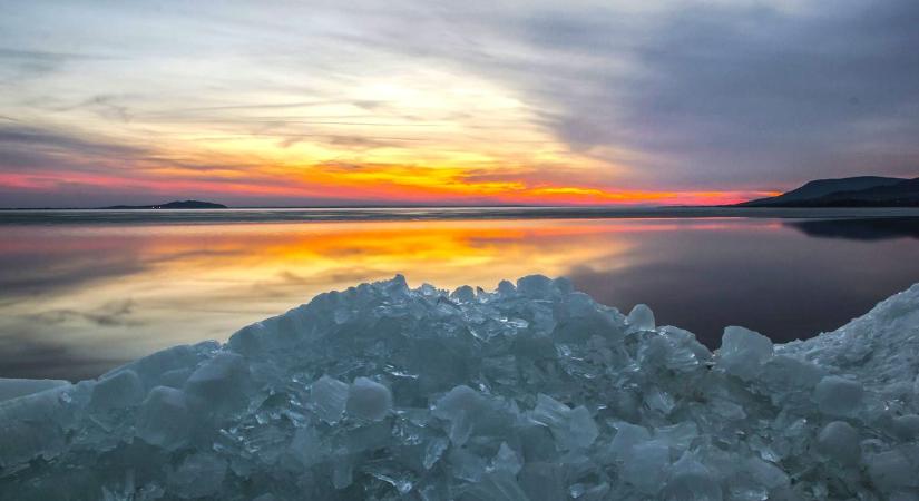 Életveszély a Balatonon – jégre lépni tilos, bár vannak, akik fittyet hánynak a figyelmeztetésre