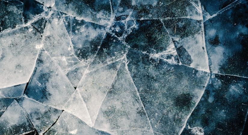 Teljesen befagyott a magyar tó!