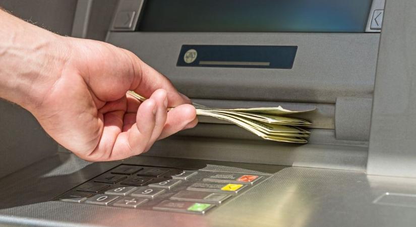 Az utalás és a készpénzfelvétel is akadozhat – leáll hazánk egyik legnagyobb bankja