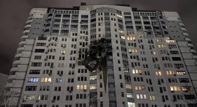 Kijevben megrongálódott Katar nagykövetségének épülete egy orosz csapás következtében