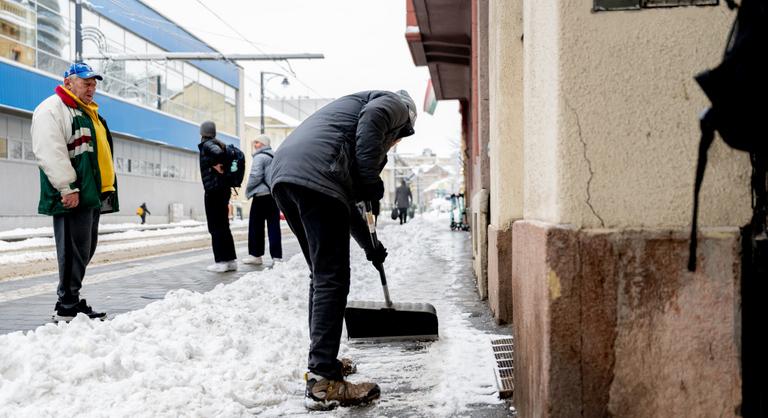 Hólapát helyett bírság: sokan nem tudják, milyen szabályok élnek hóhelyzetben