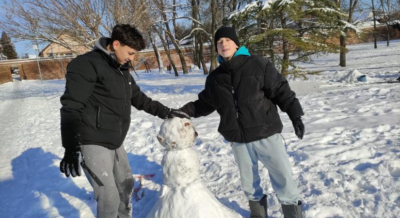 A vizes trükköt is be kellett vetni a vásárhelyi hóember- és hószoborépítő versenyen