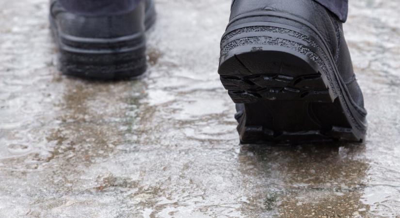 Filléres jégmentesítő trükk: sokáig tisztán tartja a járdát – Egyszerű konyhai eszközökkel megoldható