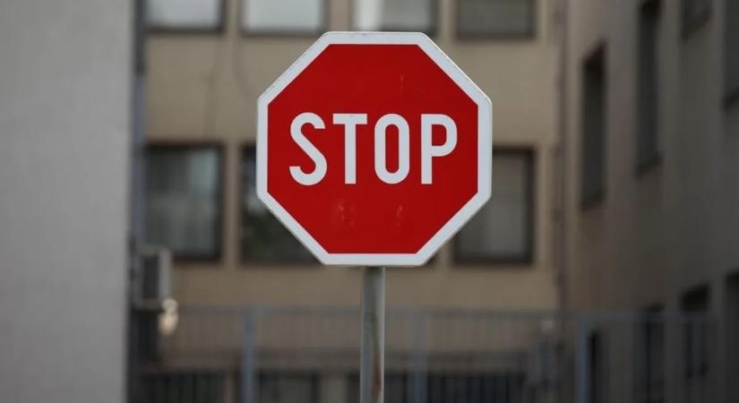 Videón, ahogy egy autó megállás nélkül hajt be a kereszteződésbe az érkező busz elé