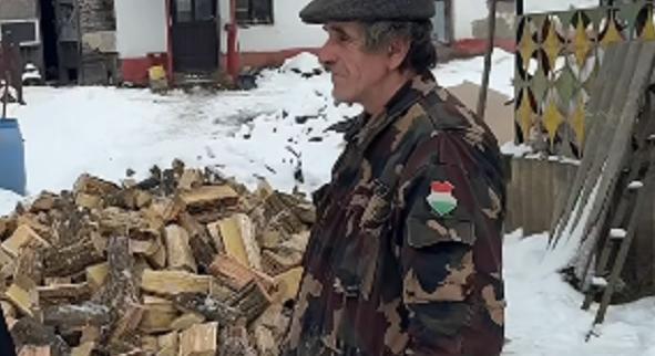 60 mázsa tűzifát kapott Tibor, a nehéz körülmények között élő debreceni közmunkás