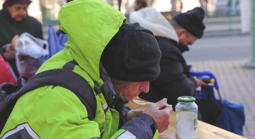 A nap 24 órájában forró tea és zsíros kenyér is várja a rászorulókat a baranyai városban