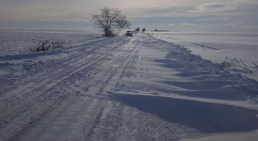 Káloz és Dég között is hóátfúvás nehezíti a közlekedést
