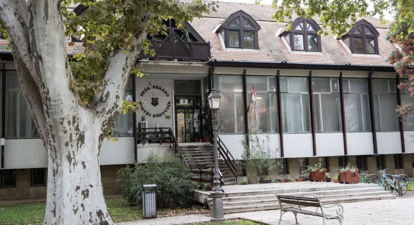 Évindító diskurzus: a város vezetője a lokálpatriótáknál